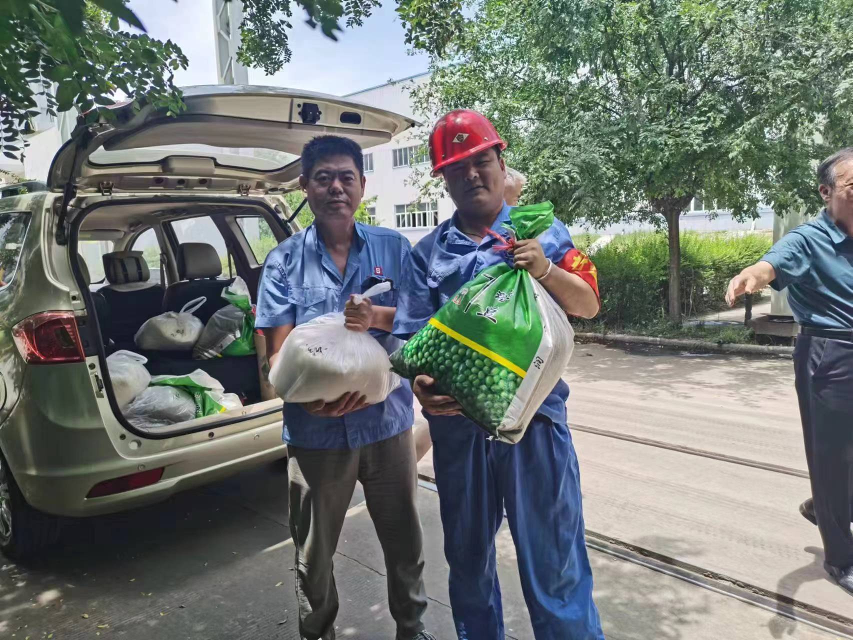 給一線(xiàn)生產(chǎn)車(chē)間和工地職工購(gòu)買(mǎi)了一批白糖、綠豆等防暑降溫品送到了車(chē)間工地
